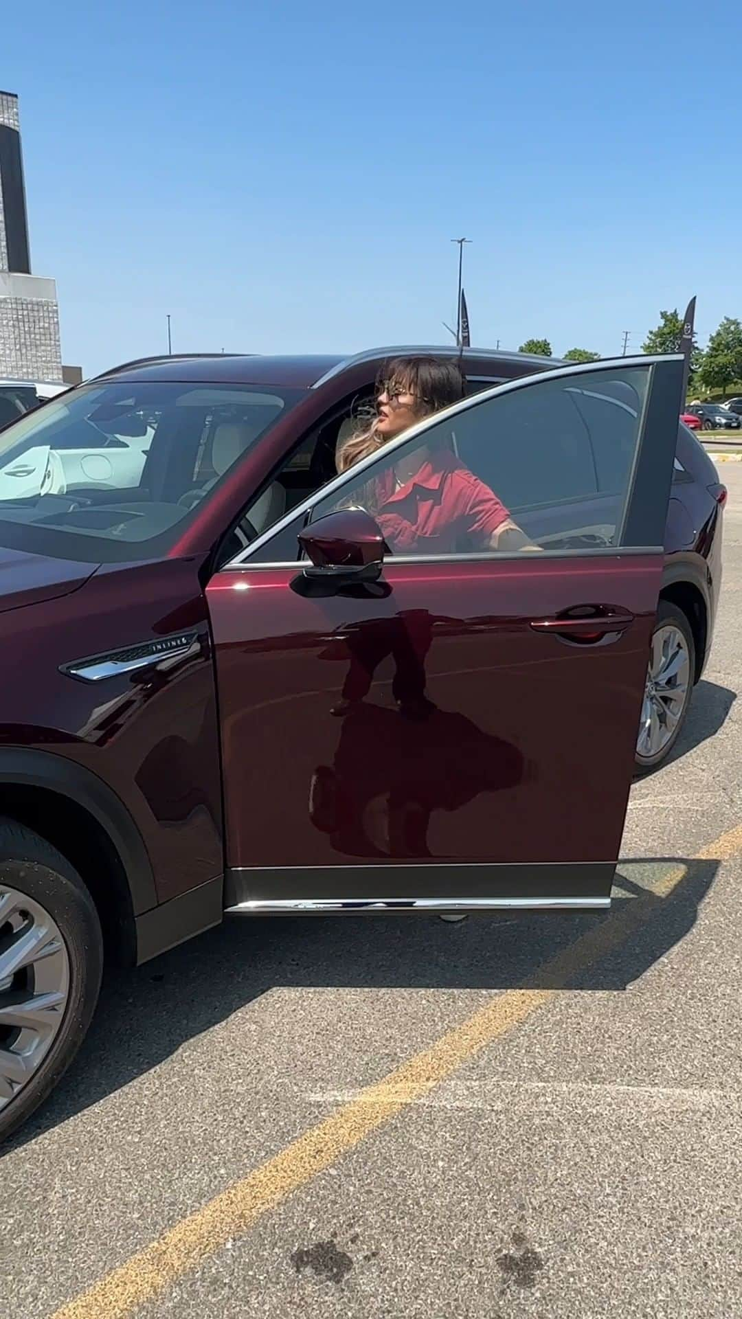 MAZDA Canadaのインスタグラム：「“Had the amazing opportunity to test drive the Mazda CX-90 at an out of this world driving experience a few days ago and it was SO much fun!  The CX-90 is such a stunning vehicle. From the super comfortable and elegant interior, to the sleekness of its exterior. But what impressed me the most is how powerful the engine is, and how smooth the driving experience was. From safely testing its speed, to bumps on the road, and an unparalleled sound system, the drive was spectacular. But there’s more. Its intuitive technology and features completely elevate the driving experience. So much so, that it made me daydream about all my favourite places in Toronto I could take the CX-90 to. #MazdaCanada #MazdaCX90 #CX90 #9inCX90”  – @dialaskitchen 🔴 « J'ai eu la chance de tester le CX-90 de Mazda en participant à une expérience de conduite unique en son genre il y a quelques jours, et ça a été vraiment INCROYABLE !  Le CX-90 est un véhicule tellement impressionnant, avec son habitacle super confortable et élégant et son look épuré. Mais ce qui m'a le plus impressionné, c'est la puissance du moteur et la douceur de la conduite. Que ce soit en testant sa vitesse en toute sécurité, en roulant sur une chaussée bosselée ou en profitant d'un système audio inégalé, la conduite a été spectaculaire. Mais ce n'est pas tout. Ses technologies et ses fonctions intuitives enrichissent complètement l'expérience de conduite. À tel point que j'ai rêvé de tous mes endroits préférés à Toronto où je pourrais aller avec le CX-90. »  – @dialaskitchen」