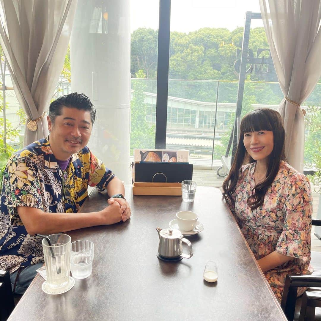 のインスタグラム：「今日は童画家•イラストレーターの徳 治昭さんに取材をして頂きました😊しかしまぁよく喋りますこと、やえ丼！楽しかった♪  徳さんのほっこりやさしい絵は、お人柄のまんまです🌞 大阪府八尾市に「徳治昭童画館」がありますよ！ぜひ✨   電車の見えるカフェ☕️ ランチしながらあっという間に時間が過ぎていきました（笑）  お話し後、徳さんが若松俊秀さんとお会いするということで、 ぜひご挨拶させていただきたいです！とちゃっかり❣️ お写真まで✨ﾜｰｲ🌈  徳さんのお話にも興味津々なやえ丼でした🍀 人の心を動かす絵を描けるって、凄いことですね🌼  #徳治昭さん #若松俊秀さん  #楽しい #優しい #時間 #嬉しい #ご縁 #ほっこり」