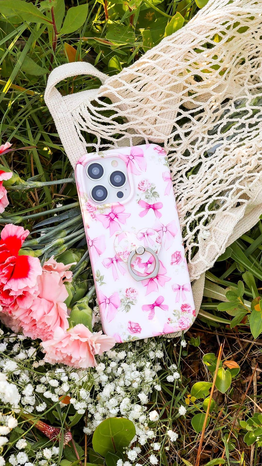 VELVETCAVIARのインスタグラム：「🎀JUST DROPPED🎀 Our Coastal Cottage Collection is an ode to unabashed femininity! 3 Limited Edition Phone Cases inspired by summers on the coast.  🌷 Matching Accessories 🌷 8 foot drop protection 🌷 Scratch Resistant 🌷 Anti-microbial coating 🌷 MagSafe Compatible  Baby Pink Gingham, French Blue Floral, and Posie Pink Bows are all available for both iPhone & Samsung. The Coastal Cottage Collection is a Summer ’23 Exclusive. So, once it’s gone it’s GONE! Shop our dreamiest collection ever before it’s sold out.」