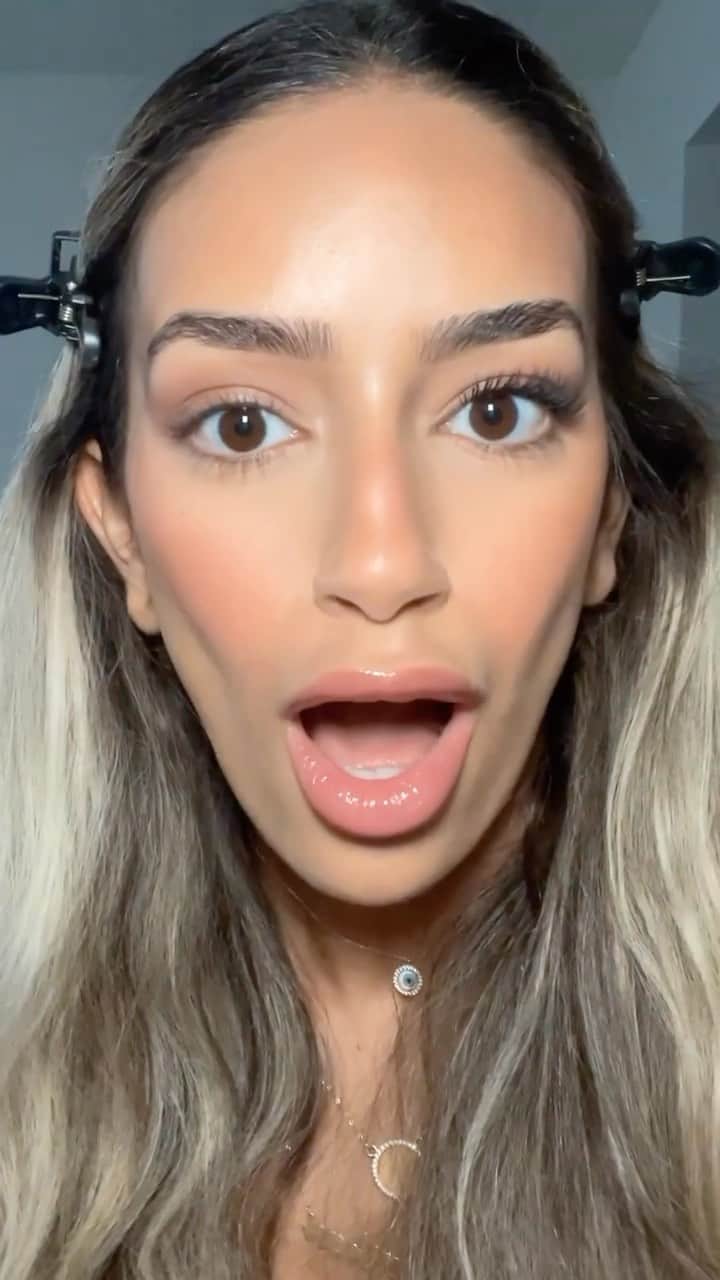 Huda Kattanのインスタグラム：「LOVE YOU @nourrkhalill Thank you GORGEOUS for your review!! #hudabeauty1coatwow #hudabeauty」