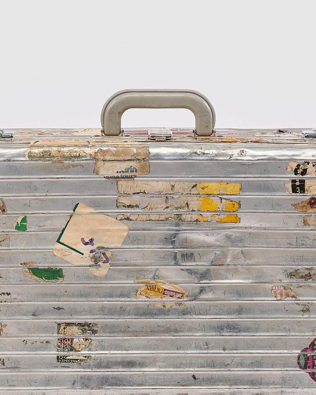 リモワさんのインスタグラム写真 - (リモワInstagram)「The Duraluminium Suitcase No. 958 became the first case with stickers to front the cover of RIMOWA’s official catalogue in 1976, solidifying RIMOWA suitcases standing as ‘passports of memories’.  #RIMOWA #RIMOWAarchive」7月14日 1時12分 - rimowa