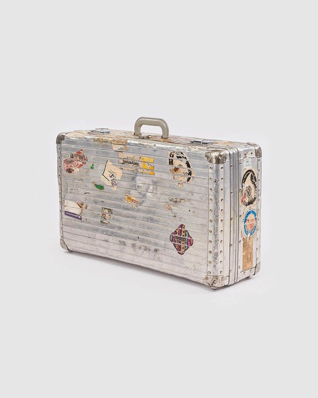 リモワさんのインスタグラム写真 - (リモワInstagram)「The Duraluminium Suitcase No. 958 became the first case with stickers to front the cover of RIMOWA’s official catalogue in 1976, solidifying RIMOWA suitcases standing as ‘passports of memories’.  #RIMOWA #RIMOWAarchive」7月14日 1時12分 - rimowa