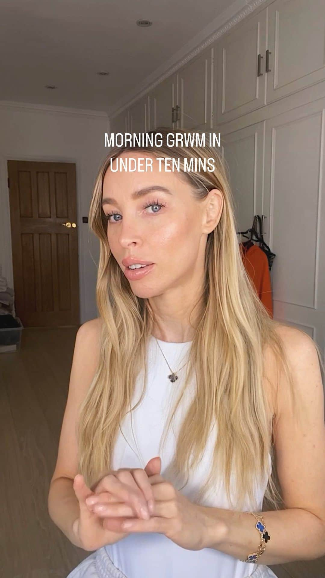 ローレン・ポープのインスタグラム：「MORNING GRWM IN UNDER TEN MINS ⏰   This mornings clean and fresh make up using some of my current faves - The full chatty version is up on stories until tomorrow morning!   @renskincare Face oil  @lauramercier Primer @narsissist Foundation @esteelauderuk Concealer  @charlottetilbury Bronzer & Blush  @bobbibrown Foundation brush @refybeauty Blending brush @hudabeauty Powder @baebrow gel @code8beauty brow pencil  @esteelauderuk liner @elizabetharden 8hr lip balm」