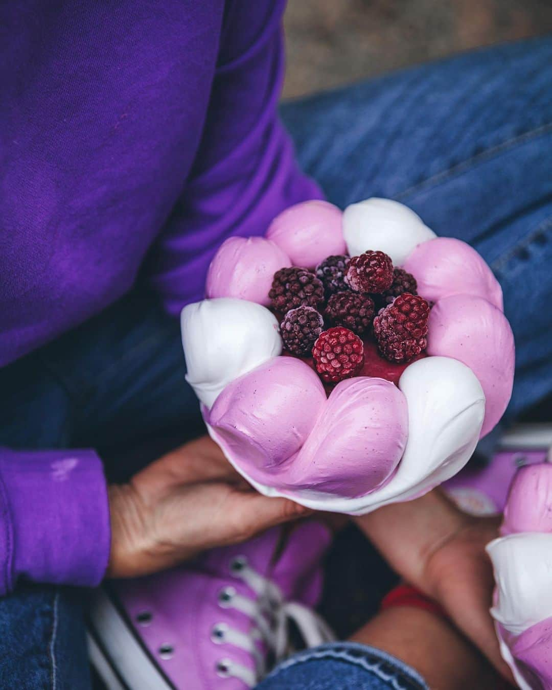 Linda Lomelinoさんのインスタグラム写真 - (Linda LomelinoInstagram)「Blackberry and lemon cake consisting of a coconut base, blackberry compote, lemon curd, blackberry bavaroise, mascarpone mousse and blackberry meringue 💜🦄✨from ’Rullrån och tankebrus - en bakbok för livet och döden’」7月14日 1時22分 - linda_lomelino