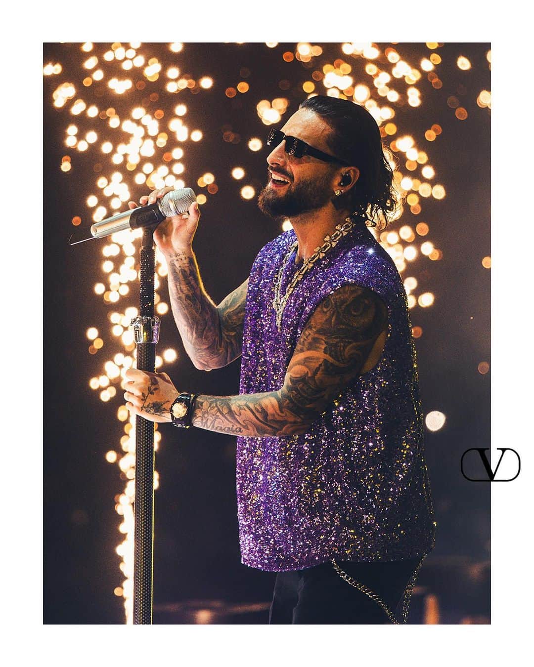 Valentinoさんのインスタグラム写真 - (ValentinoInstagram)「For his performance yesterday evening in Rome, @maluma opted for Valentino looks designed especially for him by @pppiccioli   The singer was seen in a purple sequin coat with the #ValenTie, along with a vest made from the same material and #VALENTINOGARAVANI boots, styled by @ugomozie」7月14日 1時33分 - maisonvalentino