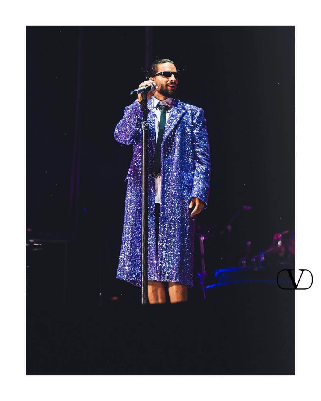 Valentinoさんのインスタグラム写真 - (ValentinoInstagram)「For his performance yesterday evening in Rome, @maluma opted for Valentino looks designed especially for him by @pppiccioli   The singer was seen in a purple sequin coat with the #ValenTie, along with a vest made from the same material and #VALENTINOGARAVANI boots, styled by @ugomozie」7月14日 1時33分 - maisonvalentino