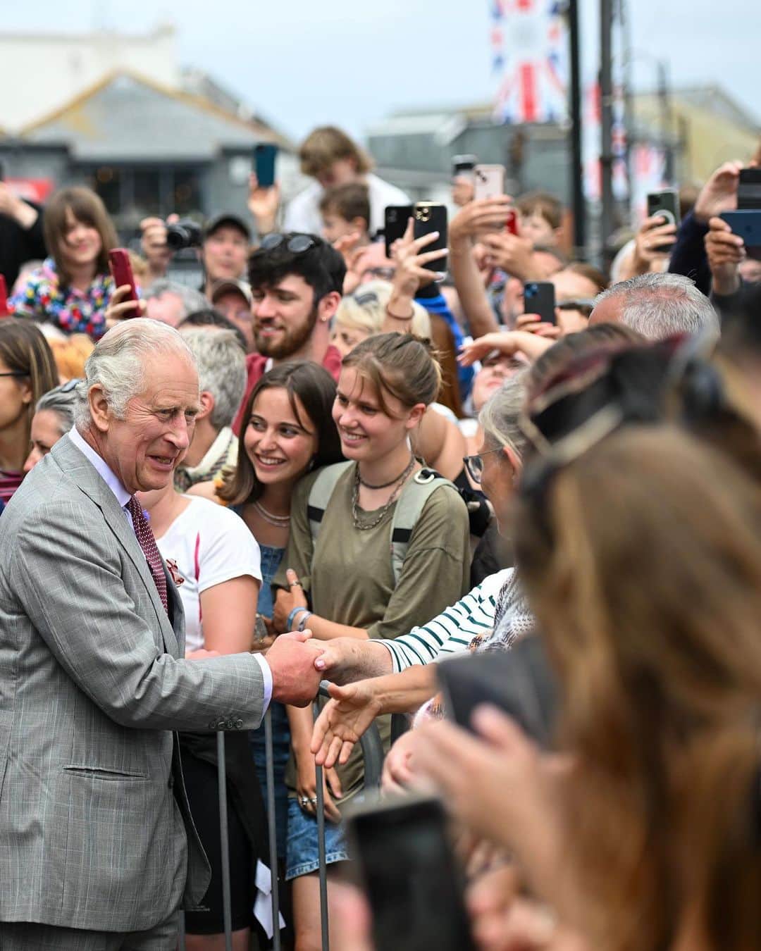 ロイヤル・ファミリーのインスタグラム：「Hello Cornwall! 👋   It was lovely to meet so many of the Cornish community at St Ives Harbour - including some of the remarkable Coronation Champions, who were recognised earlier in the year for their outstanding voluntary contribution! 🌟」