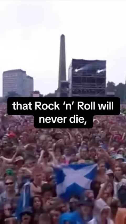 カサビアンのインスタグラム：「If you agree that Rock ‘n’ Roll will never die, say aye!」