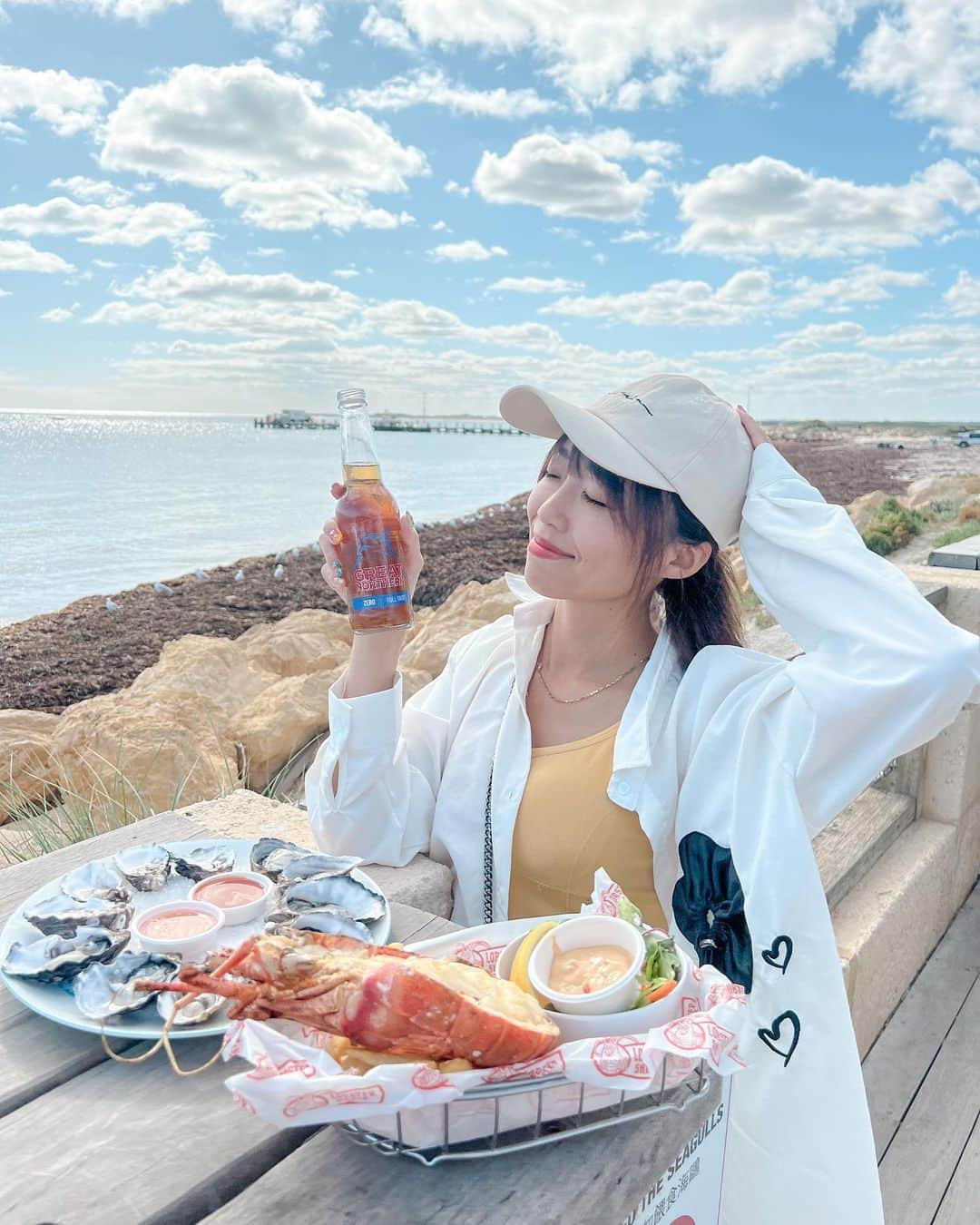 溝呂木世蘭のインスタグラム：「西オーストラリアで有名な ロブスターのお店🦞  ぷりっぷりでめーちゃくちゃ美味しかった！ ガーリックソースも最高！  それとオニオンリング頼んだんだけど、実は世蘭の中ではそっちが優勝でした！笑  ロブスターも美味しかったけど、さらに美味しいオニオンリング！ タルタルソースが今までの中で一番ってくらいに美味しかった🫶  #ロブスター#西オーストラリア#Austin#パース#Perth#ロブスター#オーストラリア料理#キャンピングカー#ロードトリップ#旅好き#旅行好き#タビジョ#女子旅#australia」