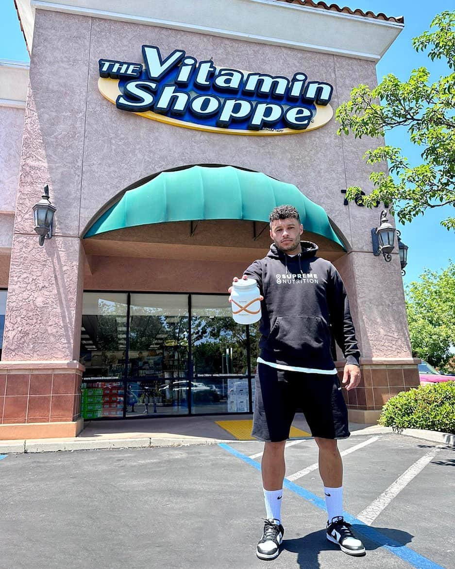 アレックス・チェンバレンのインスタグラム：「Amazing to see @supremenutrition launching nationwide with @vitaminshoppe in the US 🇺🇸. Best tasting products I have ever had 🔥  #WeAreSN」