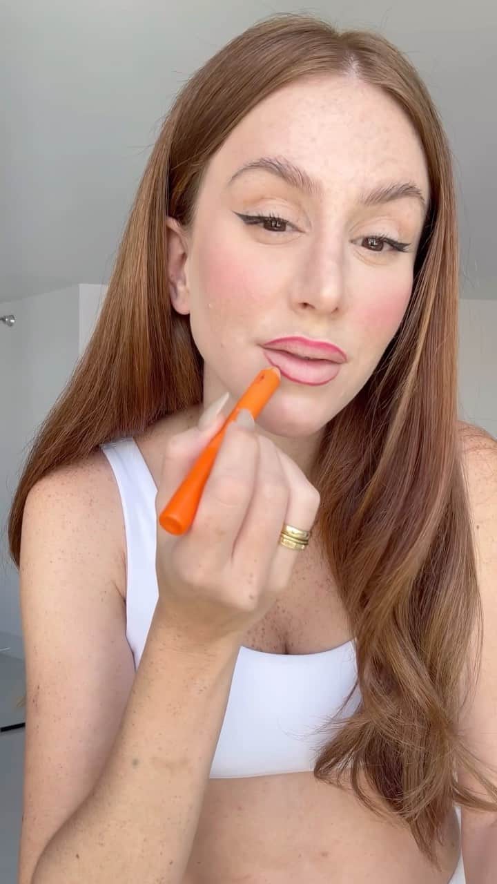 マリ・マリアのインスタグラム：「Cherry lips  Lápis jumbo @marimariamakeup  Efeito laqueado @clarinsusa  Cílios foxy @marimariamakeup」