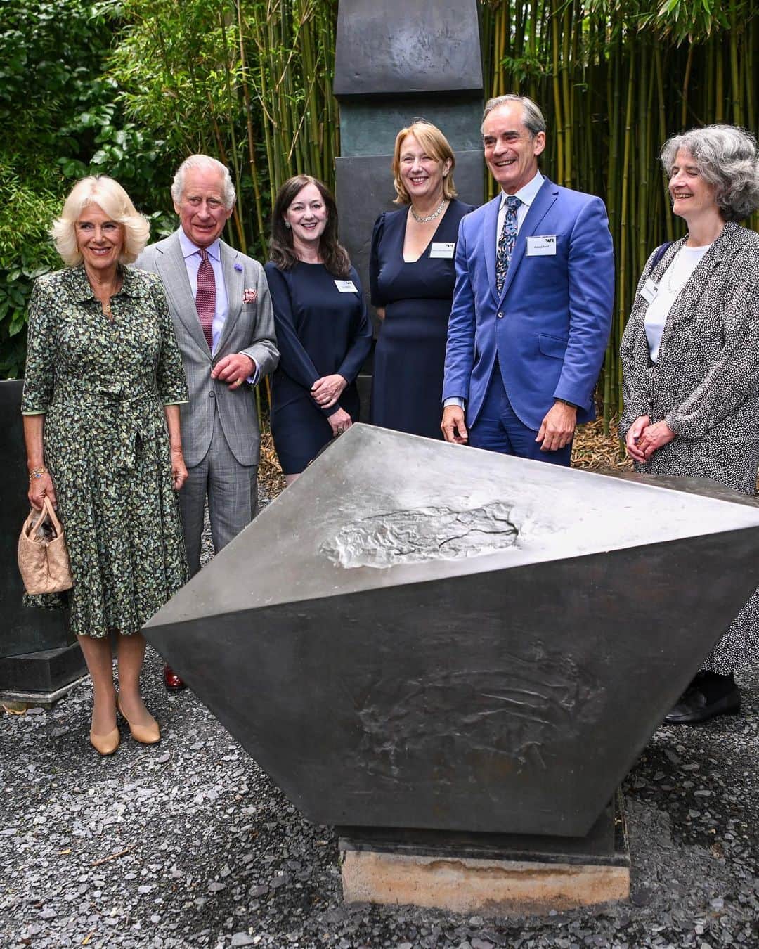 ロイヤル・ファミリーのインスタグラム：「During a day of engagements in Cornwall, Their Majesties visited St Ives and St Columb Major.  🎨 From Hepworth in the 1950s to a new generation of creative talent today, St Ives is known for hosting and nurturing artists. Here, The King and Queen visited the Barbara Hepworth Museum and Sculpture Garden, where they met key figures from the local artistic community.  🤝 The Oasis Centre provides support to locals at risk of isolation, including those with mental health issues, young parents,, people who are unemployed, and those who are bereaved. Today, The Queen met some of the volunteers who keep the centre going.  👭 With a ‘women supporting women’ approach, The Women’s Centre Cornwall gives specialist support to women and girls living with the impact of sexual and domestic abuse. The Queen heard more about how staff assist survivors in a safe space as they restore their personal power.」
