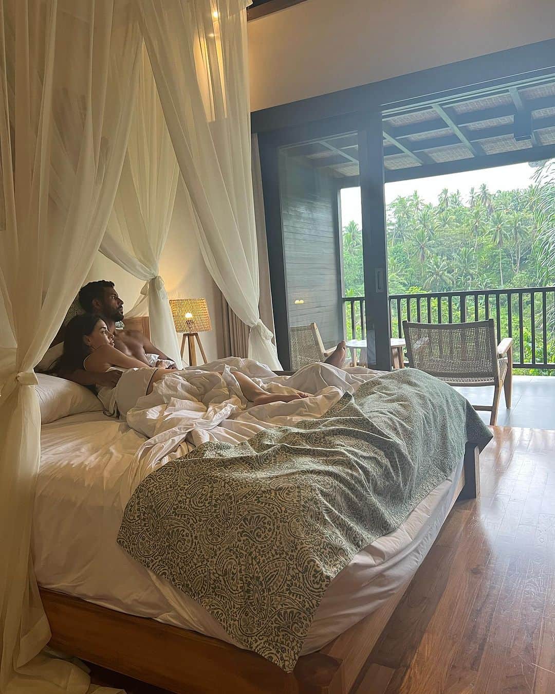 フェルナンド・ティッソーネのインスタグラム：「Si hay un imprescindible en Bali es despertar con vistas a la jungla🌴  @tisso12   📍@jannataresort   #bali #jungla #selva #vistas #despertarasi #vistasalajungla #honeymoon #indonesia #couplegoals #asia #lostissone #camabalinesa」