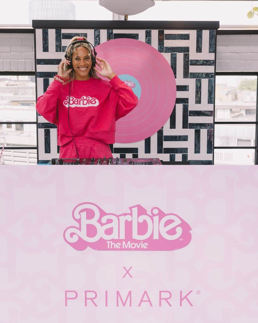 プリマークさんのインスタグラム写真 - (プリマークInstagram)「Real world this way! Swipe to see some highlights from our Barbie™  event this week 💗 👉 #Primark #BarbieTheMovie」7月14日 2時00分 - primark