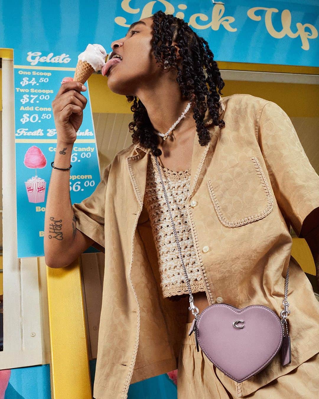 コーチのインスタグラム：「Nothing compares to that feeling when you wear an outfit that makes you feel like yourself. 🫶 #CoachNY #CourageToBeReal」