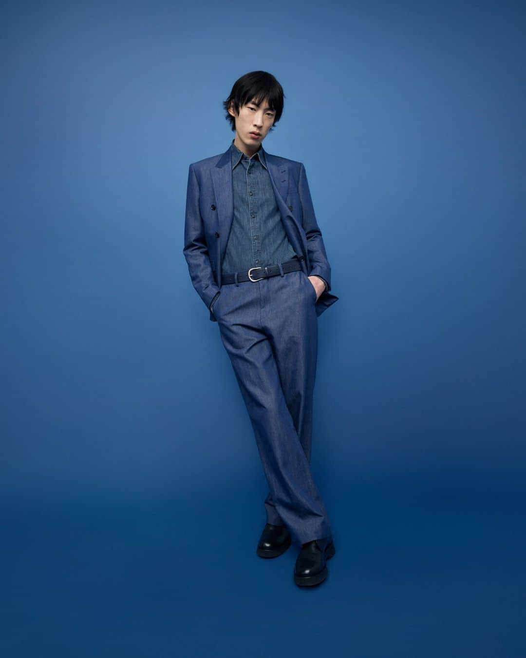 タイガーオブスウェーデンのインスタグラム：「A re-imagination of denim informs the summer collection, refining the dynamic qualities synonymous with denim but transforming designs into an infinitely more evolved offering including this full denim suit. #TigerofSweden」