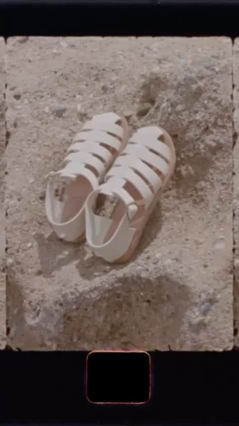 のインスタグラム：「Which is your favourite summer sound? 🌊  #ancientgreeksandals #ags #handmadeingreece #sandals #greece」