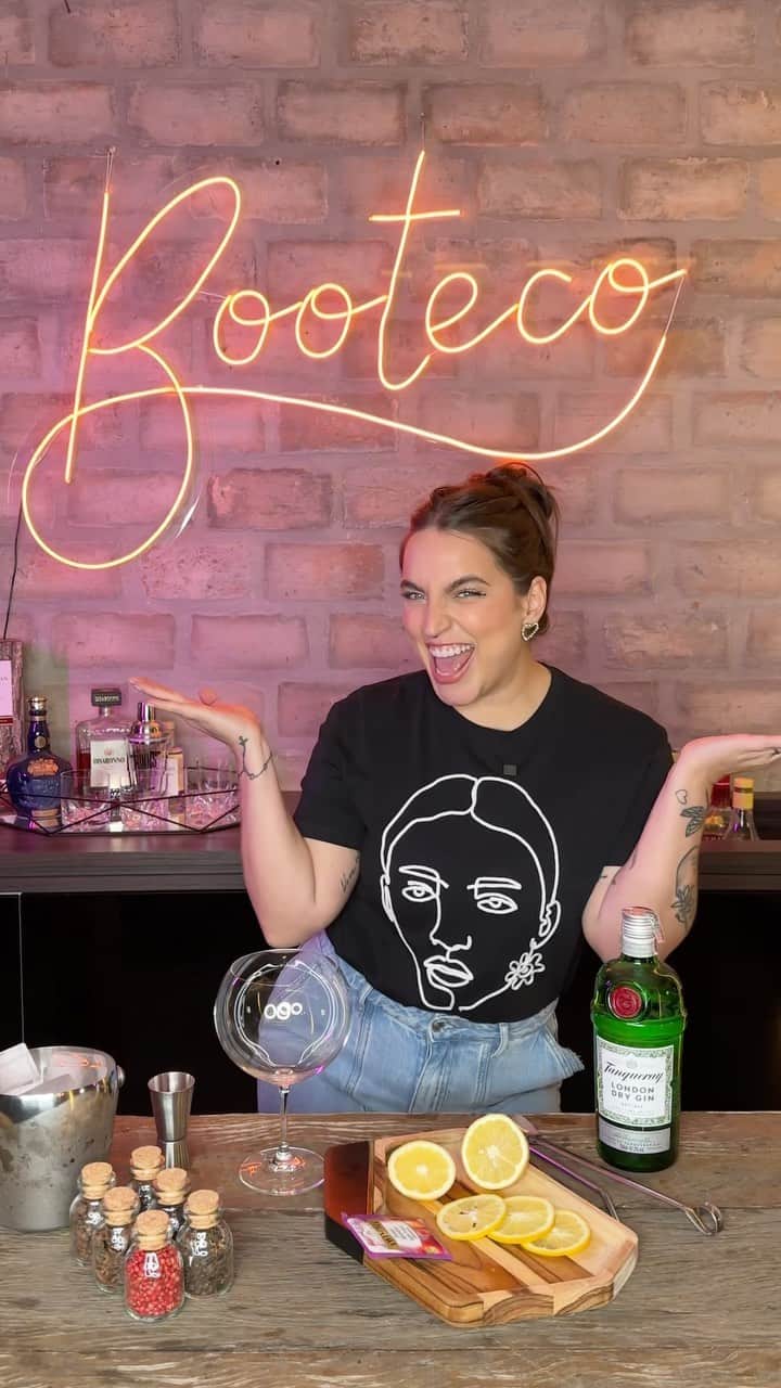 Bruna Unzuetaのインスタグラム：「Sejam bem-vindos ao meu BOOTECO galerinhaaa!  Nesse novo quadro vocês verão bons drinks, confusão e gritaria! Comentem aqui qual foi o drink mais exótico que vocês já experimentaram e gostariam de me ver reproduzindo! 😎🍹」