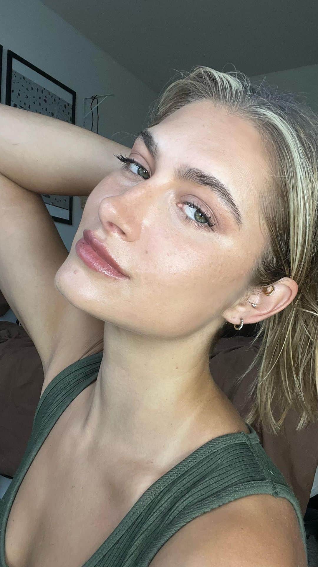 Monica Aksamitのインスタグラム：「guess I’m not as obsessed with blush as I thought I was. What do we think of this trend?  Products used in order: @narsissist radiant concealer in cafe au lait @colourpopcosmetics SOL bronzing balm in deep @charlottetilbury flawless filter in 3 @colourpopcosmetics heavy petal in freshly cut @charlottetilbury eyes to mesmerize in chocolate bronze @colourpopcosmetics lengthening mascara @benefitcosmetics hoola bronzer @yslbeauty lip gloss in scenic brown  #lattemakeup #beautytrend #colourpop #nars #makeup #charlottetilbury #yslbeauty #benefitcosmetics」