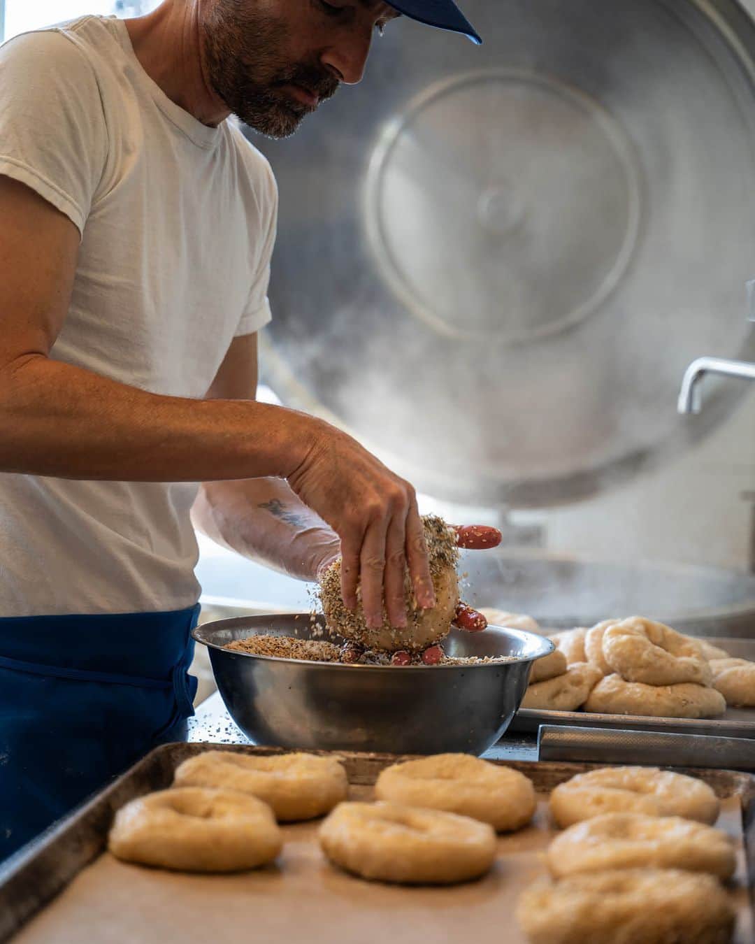 Eater LAさんのインスタグラム写真 - (Eater LAInstagram)「Informed by Eastern European traditions and inspired by California’s lush produce, Courage's bagels (@courage_bagels) are far lighter than the ones popular in New York, with a touch of smoke and char that’s reminiscent of Montreal-style but not overly sweet. Taken together, these elements make the Courage Bagels bagel unique — and utterly delicious.   In the last several years, a larger group of homegrown, small-batch, culinary-minded bagel shops have popped up, including Layla Bagels (@laylabagels), Boil & Bake (@boilandbakecm), Bagel + Slice in Highland Park (@bagelandslice), and pop-ups Tomorrow Bagel (@tomorrow_bagel) and Hot Water Cafe (@hotwaterbagels), which have established greater Los Angeles as a first-class bagel city, something that New York transplants would have never imagined five years ago.  Click on the link in bio to read about LA's emergence as a great bagel city, written by Emily J. Wilson (@emilyjwils).   📸: @wonhophoto」7月14日 2時31分 - eater_la