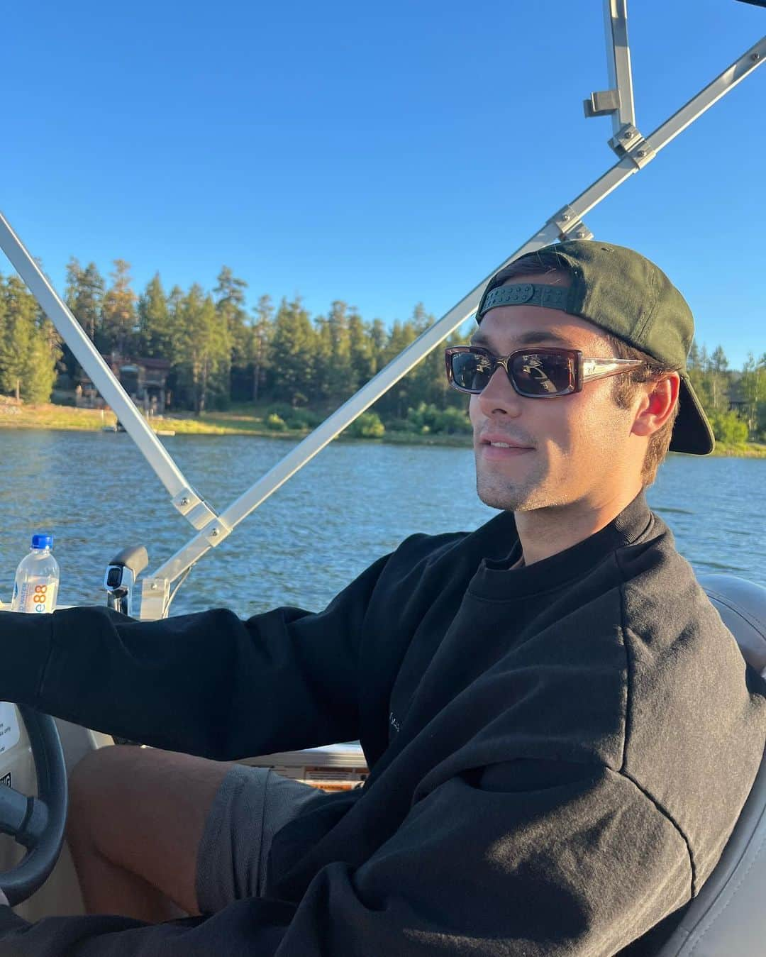 オースティン・ノースさんのインスタグラム写真 - (オースティン・ノースInstagram)「catch me on the pontoon」7月14日 2時46分 - austinnorth55