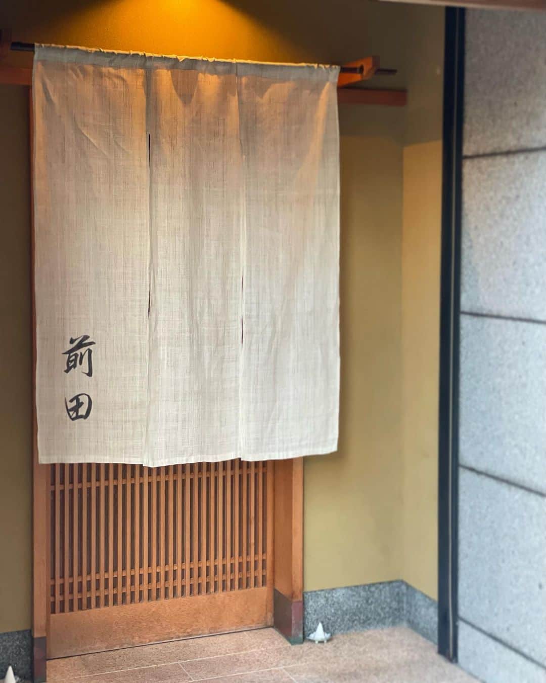 松見早枝子さんのインスタグラム写真 - (松見早枝子Instagram)「京都の初日夜は、祇園の前田さんへ🥢 ・ お料理の写真は撮れないのですが、暖簾をくぐるとすぐに千住博さんの絵画と、見事な曲がり松がお迎えしてくれます✨ ・ 初めて伺いましたが、暖簾の雰囲気の通り、とても正統派な京料理でした❗️ ・ 素材に合わせて都度変えるだしやたれが抜群に美味しくて、たまにだしに玉ねぎも使っていたり、、 鱧しゃぶは今までで一番素晴らしかった😆✨ ・ お料理は(お品書きなどは無いので勝手な名付けです)、 ▫️ ・雲丹と自家製胡麻豆腐 ・鮎の塩焼き ・とうもろこしのしんじょ揚げ ・鮎の骨せんべい ・鱧しゃぶ ・賀茂茄子の揚げ浸し ・毛蟹のだし酢ジュレがけ ・かれいのお造り ・海うなぎの蒲焼き ・タコと野菜の冷たい炊き合わせ ・潤菜 ・鮑の水貝 ・甘鯛とれんこんしんじょのおろしあんかけ ・穴子の飯蒸しと水茄子、きゅうりの漬物 ▫️ 水菓子は、 ・マンゴー　河内晩柑のソルベがけ ・水羊羹 ▫️ の全16品。 ボリュームも抜群❗️ ・ 少し洋な雰囲気の、手描きの絵が描かれたガラスの器たちが素敵でした✨ 私の外食の楽しみの半分は、やっぱり器使いを拝見することなのです♥️ ・ お料理屋さんも祇園の町も、外国の人でいっぱい❗️ ・ 私たちの左側にアメリカ系の方々、右側はアジア系の方々。 ・ それぞれのカップルが、正統派な日本料理をどんな風に楽しんでいるかも、お店の方の英語説明も、隣で興味深く拝見していました😙 ・ ・ #祇園前田 さん #日本料理店 #京料理 #粮理家 #ウェルネスフードスタイリスト #松見早枝子 #kyotorestaurant #maedakyoto #michelinthreestars」7月14日 2時57分 - saekomatsumi