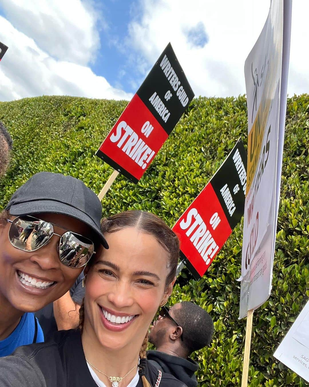 ポーラ・パットンさんのインスタグラム写真 - (ポーラ・パットンInstagram)「SAG & WGA stand together in solidarity to create great change in Hollywood.  We must stand up for what is right & fair!💪🏽💛✌️🏾」7月14日 3時01分 - paulapattonofficial