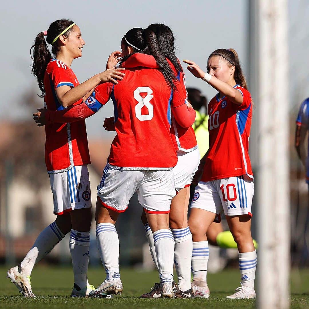 サッカーチリ代表チームさんのインスタグラム写真 - (サッカーチリ代表チームInstagram)「💪 #LaRojaFemenina 🇨🇱⚽️ realizó práctica de fútbol ante @udechilefemenino en Quilín.  📍Triunfo por 3-0 para Chile con goles de @karenaraya8, @yennyacuna9 y @michelleac.19   📸 Carlos Parra   #VamosLaRojaFemenina #VamosChile」7月14日 8時31分 - laroja