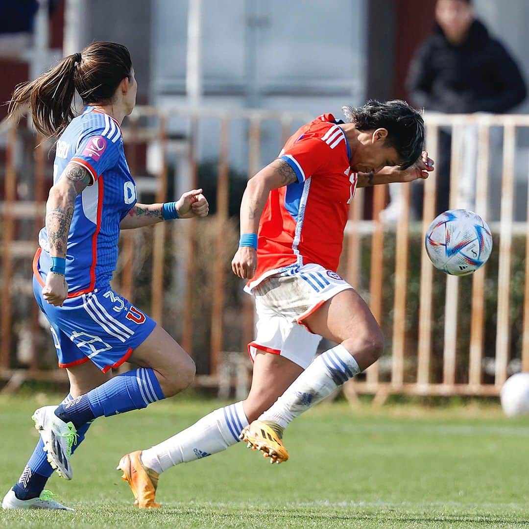 サッカーチリ代表チームさんのインスタグラム写真 - (サッカーチリ代表チームInstagram)「💪 #LaRojaFemenina 🇨🇱⚽️ realizó práctica de fútbol ante @udechilefemenino en Quilín.  📍Triunfo por 3-0 para Chile con goles de @karenaraya8, @yennyacuna9 y @michelleac.19   📸 Carlos Parra   #VamosLaRojaFemenina #VamosChile」7月14日 8時31分 - laroja