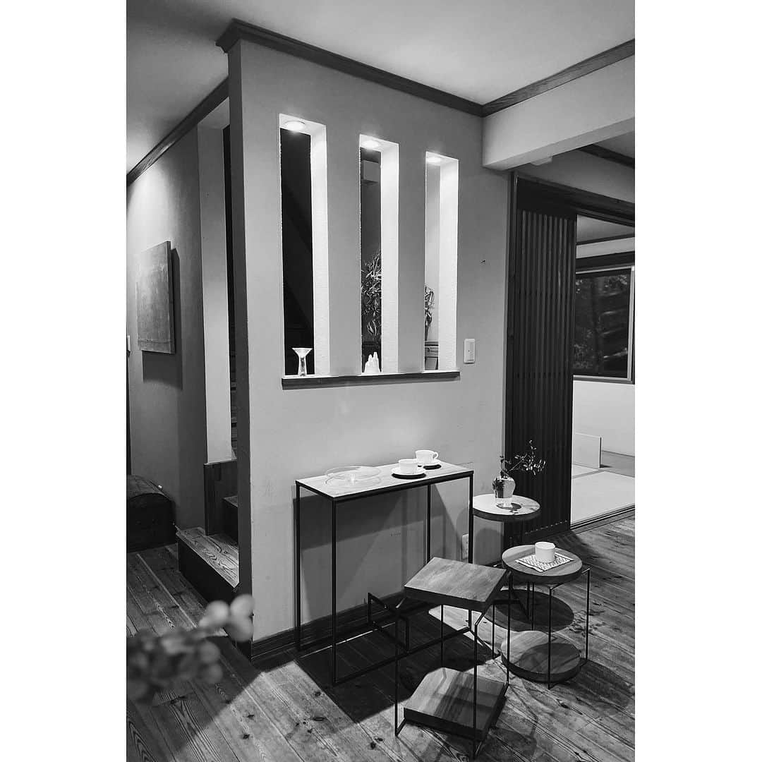 陶屋なづなさんのインスタグラム写真 - (陶屋なづなInstagram)「本日も11:00〜17:00 Openです。 常設展と合わせて艸田氏羽生氏作品 展示しております。 ご遠方の皆様、会期中ご都合でお越し頂けなかった 皆様には通販にて対応しております。 オンラインショップをご利用くださいませ。 引き続きどうぞよろしくお願い致します。  #羽生野亜 #二段飾り棚#サイドテーブル 　 #艸田正樹#霧の夢 #花瓶#花器#なげいれ #一輪挿し#酒器#徳利　 #羽生野亜#木工#家具 #花台#花器#花瓶 #うつわ　 #interior#interiordecor  #interiorart#インテリアアート  #interiordesign  #インテリアデザイン  #interiorcoordinate #インテリアコーディネート　 #展覧会情報　 #奈良#真美ケ丘#広陵町 #陶屋なづな」7月14日 8時32分 - hirohiro0220