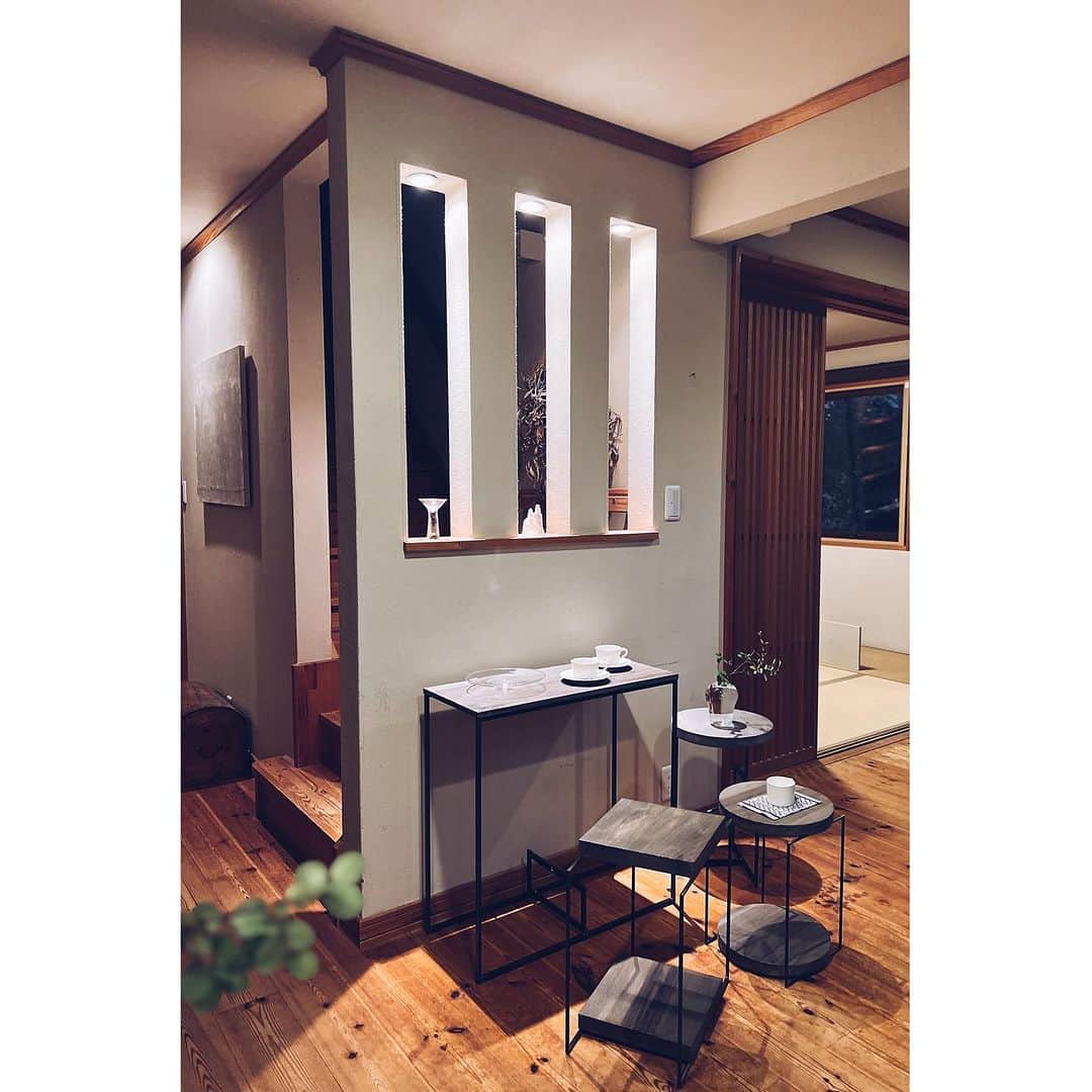 陶屋なづなさんのインスタグラム写真 - (陶屋なづなInstagram)「本日も11:00〜17:00 Openです。 常設展と合わせて艸田氏羽生氏作品 展示しております。 ご遠方の皆様、会期中ご都合でお越し頂けなかった 皆様には通販にて対応しております。 オンラインショップをご利用くださいませ。 引き続きどうぞよろしくお願い致します。  #羽生野亜 #二段飾り棚#サイドテーブル 　 #艸田正樹#霧の夢 #花瓶#花器#なげいれ #一輪挿し#酒器#徳利　 #羽生野亜#木工#家具 #花台#花器#花瓶 #うつわ　 #interior#interiordecor  #interiorart#インテリアアート  #interiordesign  #インテリアデザイン  #interiorcoordinate #インテリアコーディネート　 #展覧会情報　 #奈良#真美ケ丘#広陵町 #陶屋なづな」7月14日 8時32分 - hirohiro0220