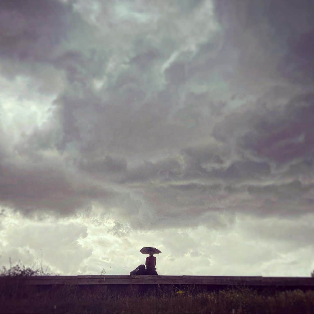 デビッド・モリシーのインスタグラム：「Waiting for the storm!」