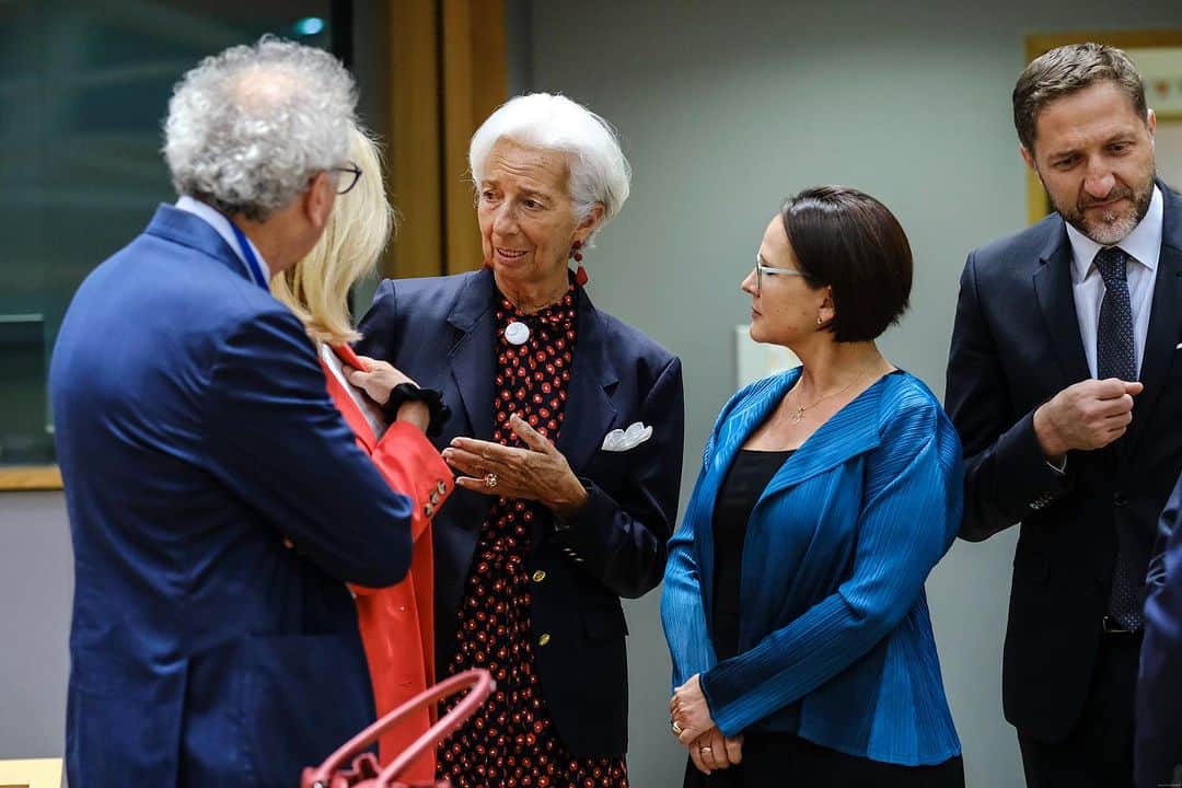 クリスティーヌ・ラガルドのインスタグラム：「It was good to be in Brussels for the #Eurogroup.  We took stock of how the digital euro project is advancing and discussed the international role of the euro, based on the @europeancentralbank ’s recent report.  We also welcomed new finance ministers from Finland and Greece.」