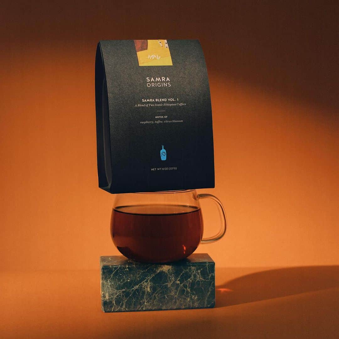 Blue Bottle Coffeeのインスタグラム：「Samra Blend Vol. 1 is here.  Sweet and bright, this coffee shines both hot and iced. We co-created this iconic Ethiopian flavor profile with Abel “@theweeknd” Tesfaye and his mother, Samra, to create something that tastes like home.  Order online or find in select cafes for a limited time. Find the cafe list at the link in our bio.」