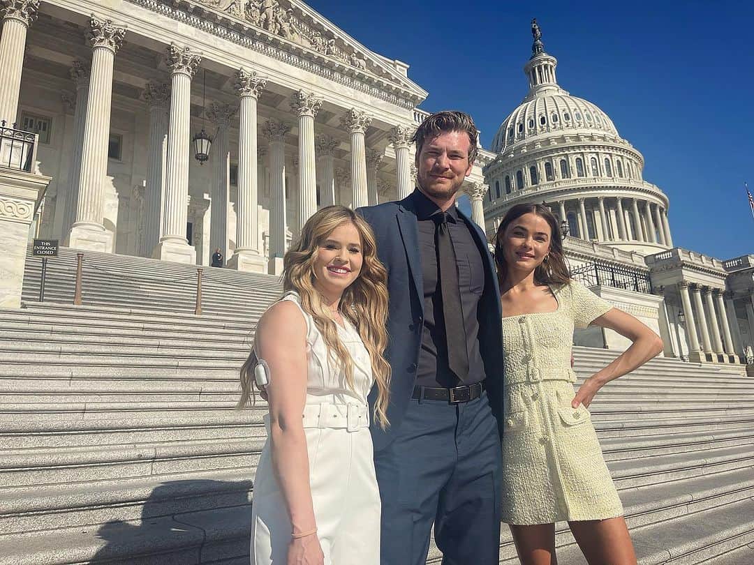 デレック・テラーのインスタグラム：「Had to take some pics with my Dexcom warriors @_katiebone_ and @bambilegit! These T1D women are so strong!   Also, the last photo was 4 years ago at our last JDRF Children’s Congress when Katie was a delegate. So proud of what she has accomplished! Who saw her win @ninjawarrior?  @dexcom @jdrfhq #jdrfcc23」