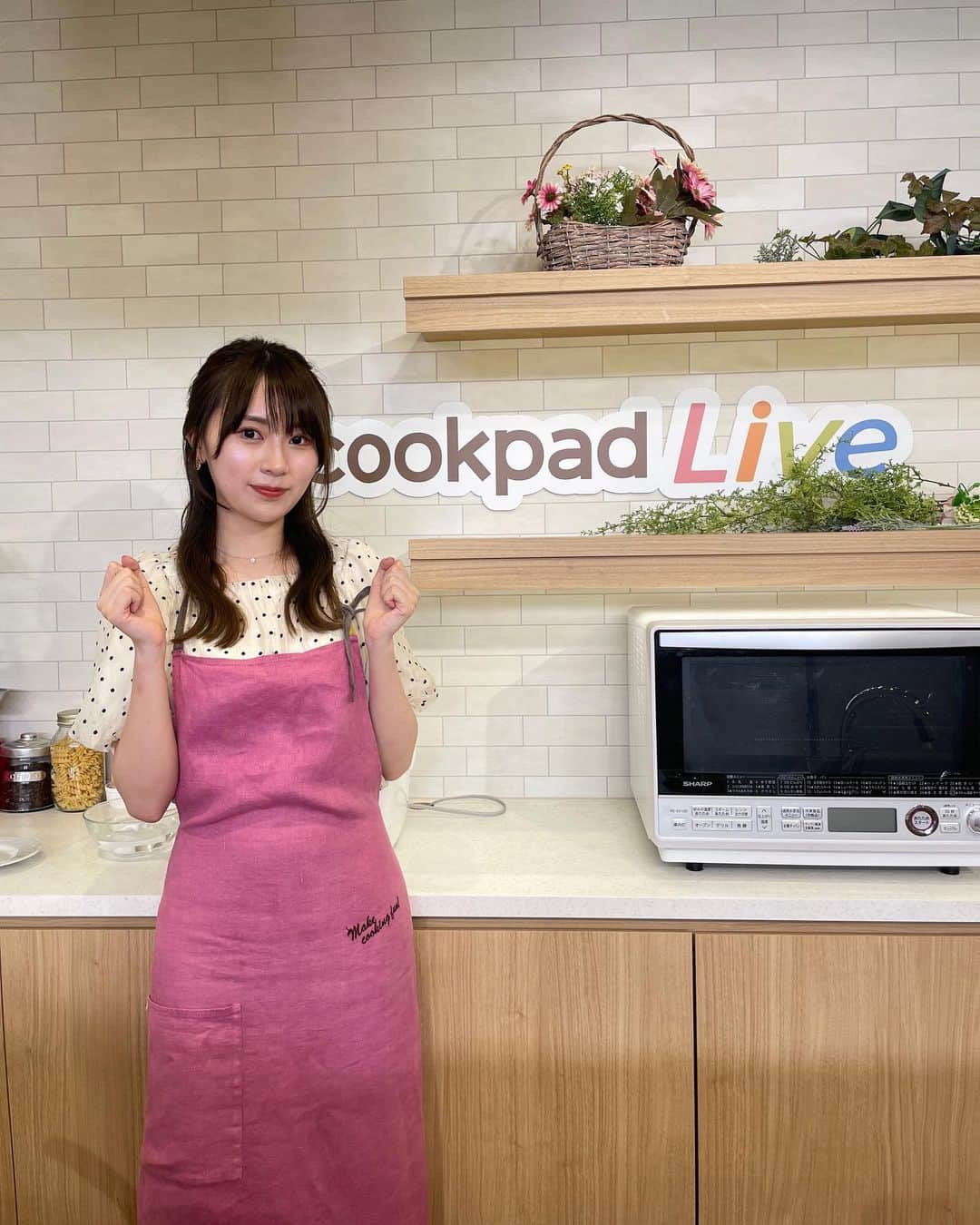 のインスタグラム：「. クックパッドライブご視聴ありがとうございました🍳🧑‍🍳  スープカレーが作れるようになり、料理のレパートリーが増えました🍛 もっと料理の腕を磨いて、レベルアップしたいです💪（2回目もありますように…）  配信を見てくださった方々、スタッフの皆様ありがとうございました！  hair… @hirayama518yuki  夏らしい透明感のあるオリーブ系に染めていただきました🫒 ヘアアレンジはお料理なので、大人っぽいハーフアップにしてもらったよ〜 おくれげも可愛く作っていただき、お気に入りのヘアアレンジになりました✂️💘🐶また行きたい！」