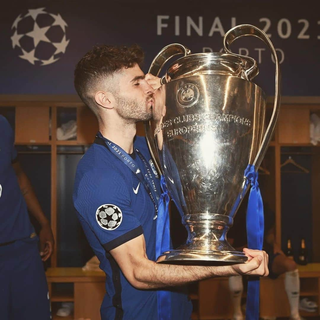 クリスチャン・プリシッチのインスタグラム：「I want to thank all my teammates, coaches , fans and everyone behind the scenes that made these last few years at Chelsea so special. Lifting this trophy at the end of that wonderful champions league run will stick with me forever. Thank you for the memories 💙」