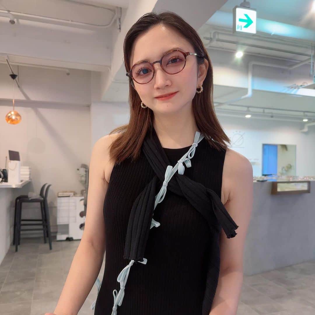 清水楓のインスタグラム：「👓👓👓  素敵な眼鏡に出会えました 5枚目の葉月ゆめちゃんとの写真のフレームです！  また写真載せますね📸  @issei_glassesfitter 様 ありがとうございました🌝🫧  店内可愛かった〜❤️‍🔥 お花もうれしい🌼」