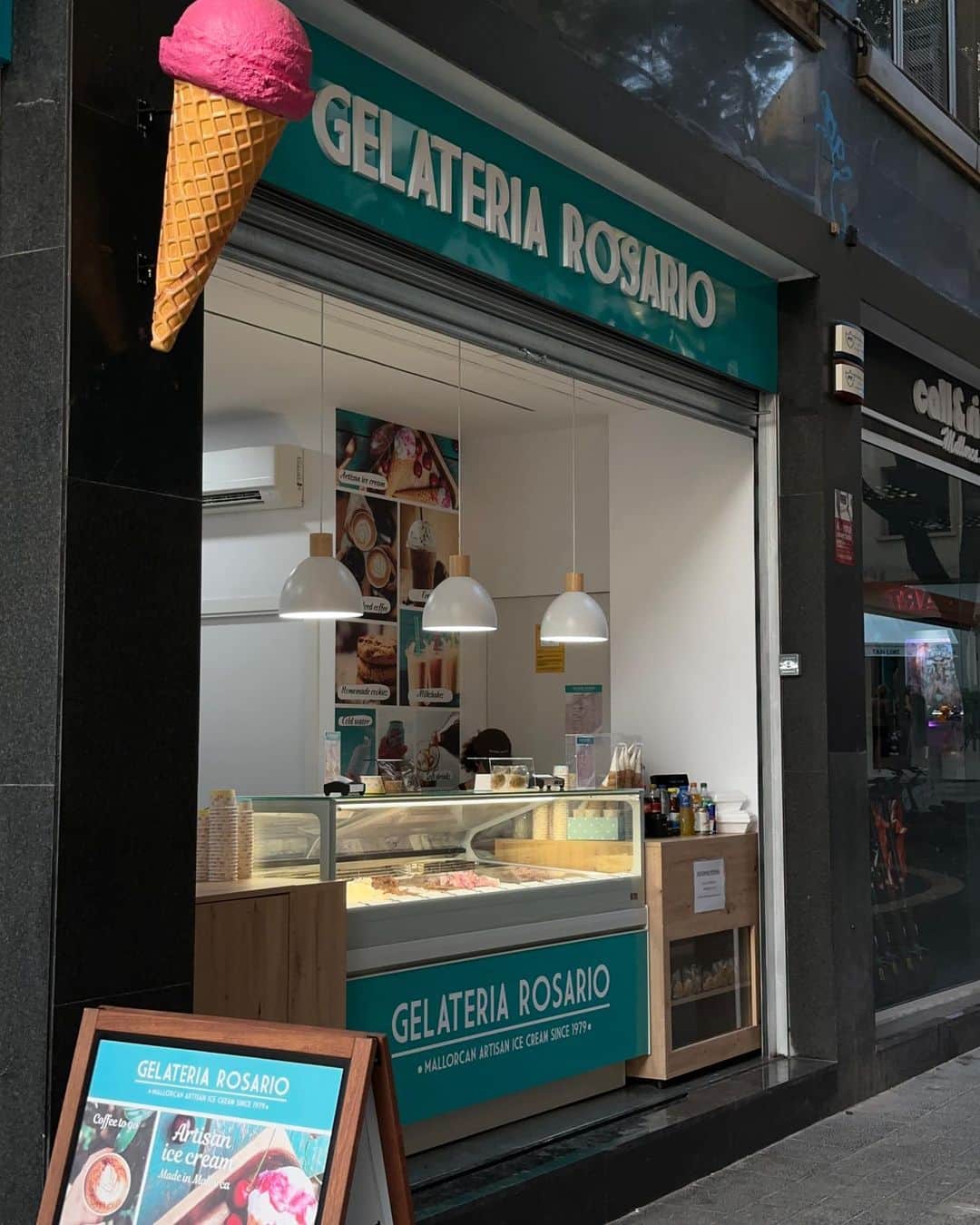 Bianca Ingrossoさんのインスタグラム写真 - (Bianca IngrossoInstagram)「Current fave fave FAVE ice cream place in the center of Palma @gelateria_rosario_  You MUST try their coconut, mango & pistachio flavor 😮‍💨🍦」7月14日 3時41分 - biancaingrosso