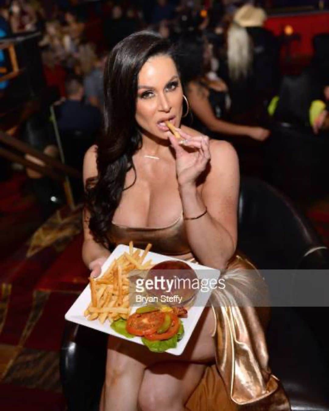 Kendra Lustのインスタグラム：「#NationalFrenchFryDay 🍟 #TBT」