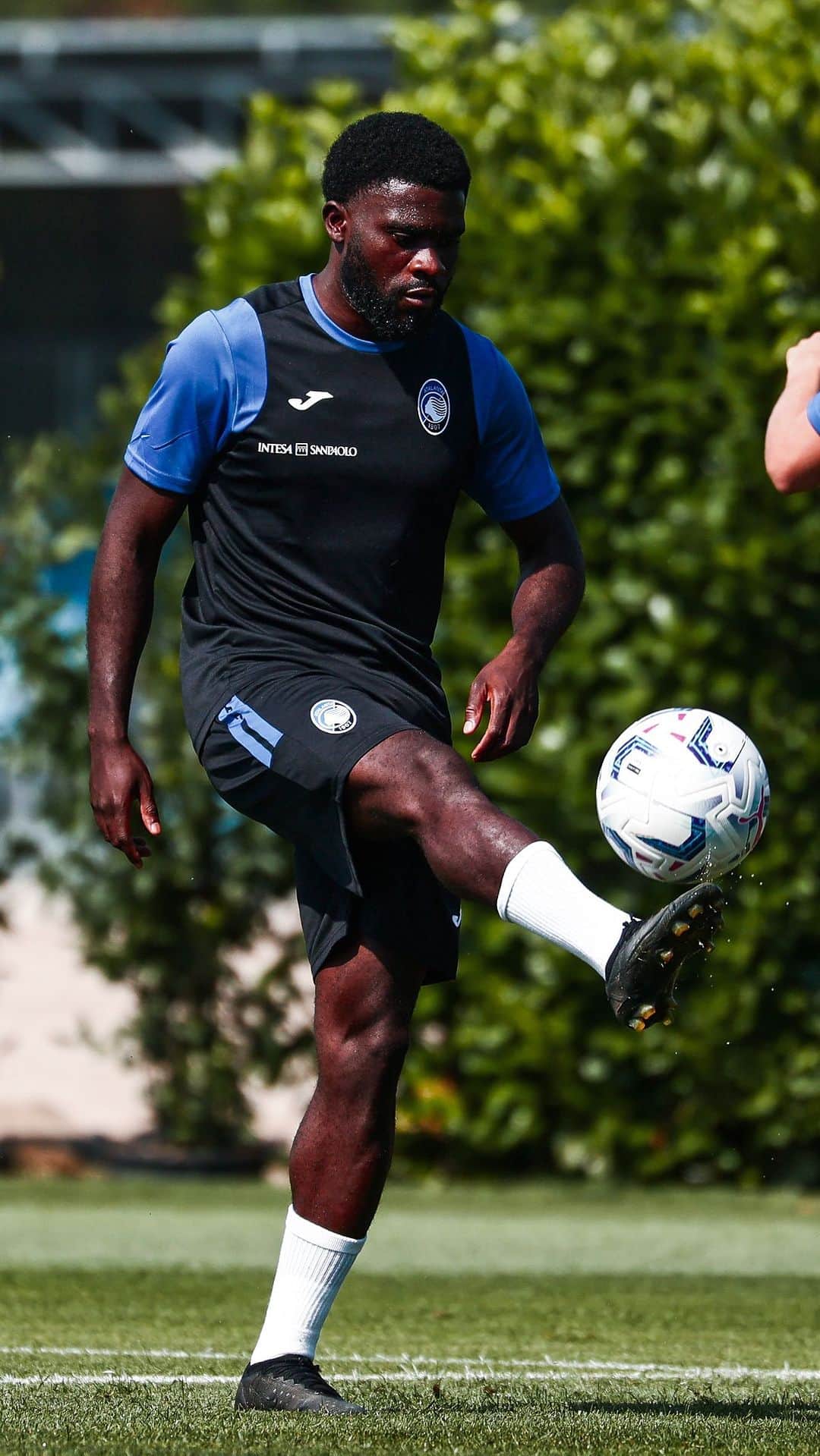 アタランタBCのインスタグラム：「Non cade mai 🤷🏾‍♂️  Baller 🤹🏾‍♂️ @jeremieboga   #GoAtalantaGo ⚫️🔵」