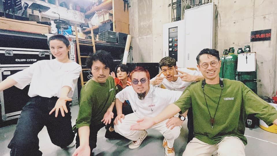 玉城裕未のインスタグラム：「CHEMISTRY live tour 「CONTRAST<後編>」  6/19大阪BIG CAT 6/29.30川崎CLUB CITTA'  お供させて頂きました🥁 key.sugarbeansさん Bass.玉木正太郎さん Bass.鶴窪さん(6/29) Sax.後関好宏さん  愉快なﾁｰﾑと最高のﾐｭｰｼﾞｼｬﾝ皆さんとｱﾁｱﾁで愛おしい時間でした。  3本しかしてないのに、ずっと前から一緒だったかのような濃密なﾂｱｰでした！  ﾌﾛｱの皆さんの拍手や歓声がすごくｴﾈﾙｷﾞｰになって大興奮🔥 とっても楽しかったﾃﾞｽ＾＾  ｱﾘｶﾞﾄｳｺﾞｻﾞｲﾏｼﾀ！  またお会いできる日を楽しみにしています♪  今回のﾂｱｰをｻﾎﾟｰﾄしてくれたﾄﾞﾗﾑｾｯﾄは PearlのMMG🥁 SABIAN HHXｼﾘｰｽﾞ  気持ちよかったぁぁぁ🐵  ありがとうございました❗️」
