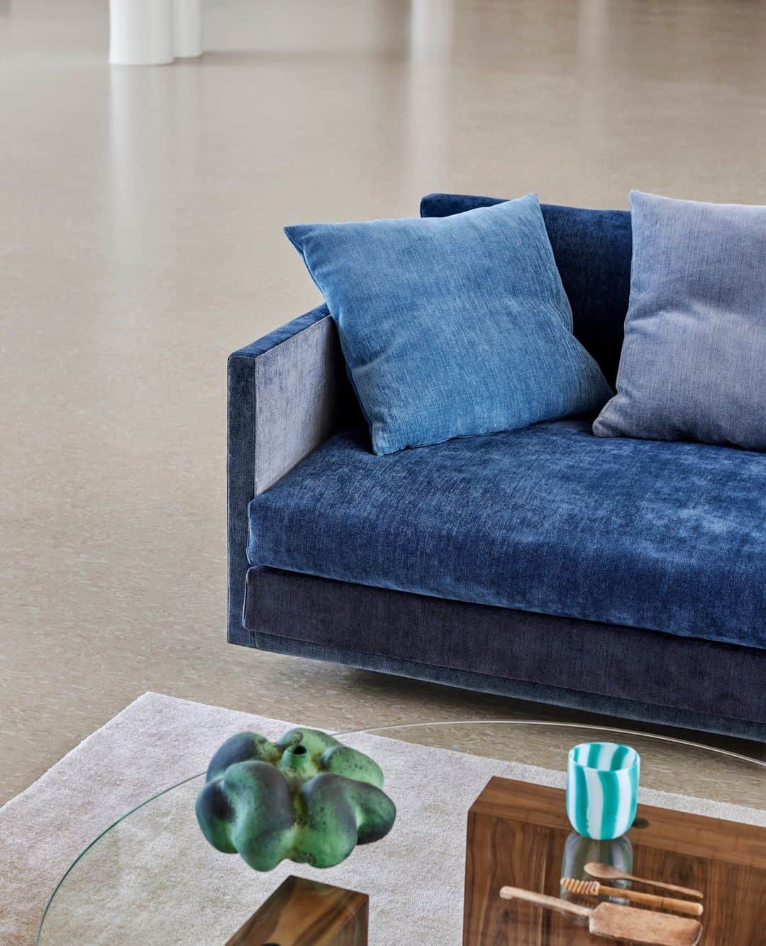 eilersenのインスタグラム：「A glimpse of the Great Ash Blues version, intrigued to see more? Stay tuned.⁠ ⁠ ⁠ ⁠ ⁠ #eilersen #eilersenfurniture #myeilersen #enjoyaneilersen #greatash #jensjuuleilersen #funen #pierresindre #homedecor #sofa #danishdesign #inredning #finahem #interiorlovers #interiordesign #modernliving #minimalism #nordiskehjem #nordicinspiration #nordicliving #craftsmanship #boligindretning #designinterior #livingroominspo #boliginspiration  #hemindredning #schönerwohnen #nordicminimalism #designinspiration #throughgenerations」