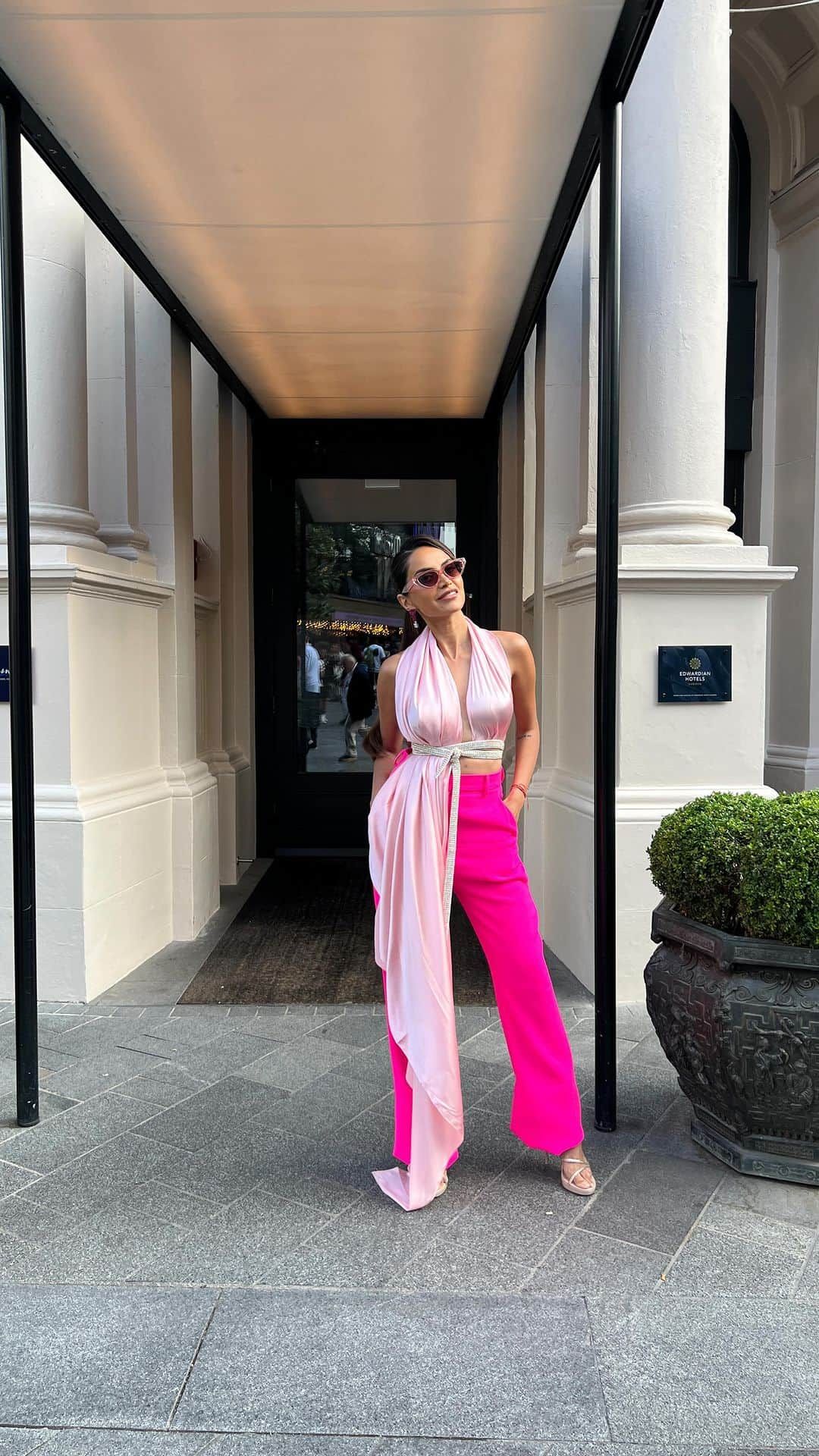 Diipa Büller-Khoslaのインスタグラム：「A veeeeerry pink evening for @barbiethemovie in London!🎀 Living my childhood dreams 💖💖💖 Thank you for having me @warnerbrosuk   Wearing @nue_studio top & @davidkomalondon pants Pink diamonds by @nourbyjahan  Shoes by @renecaovilla  Glam by @charlottetilbury  Hair by @joekelllz」