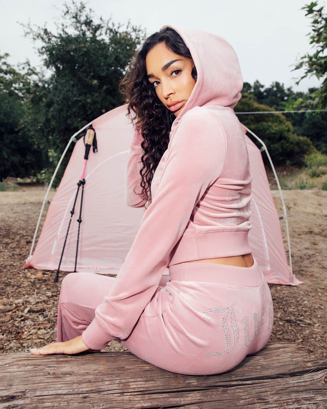 ジューシークチュールのインスタグラム：「Matching the tent to your outfit is giving queen energy 👑 #JuicyCouture」