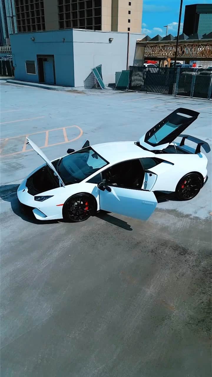 CarsWithoutLimitsのインスタグラム：「Best in the Business. Thanks @uptownexoticrental #houston   🚁 @bionyccfpv  🚶🏽‍♂️@paulsaini_  Special Thanks @shaw416 @megapixelmegan_htx   #carrental #exoticcars #carswithoutlimits #cars #carlifestyle #carstagram #carsofinstagram #supercar #supercars #cars #car #carspotter #carsofinsta #houstoncarmeets #lapsoflux #exoticcars #carrental #houstonrentals」
