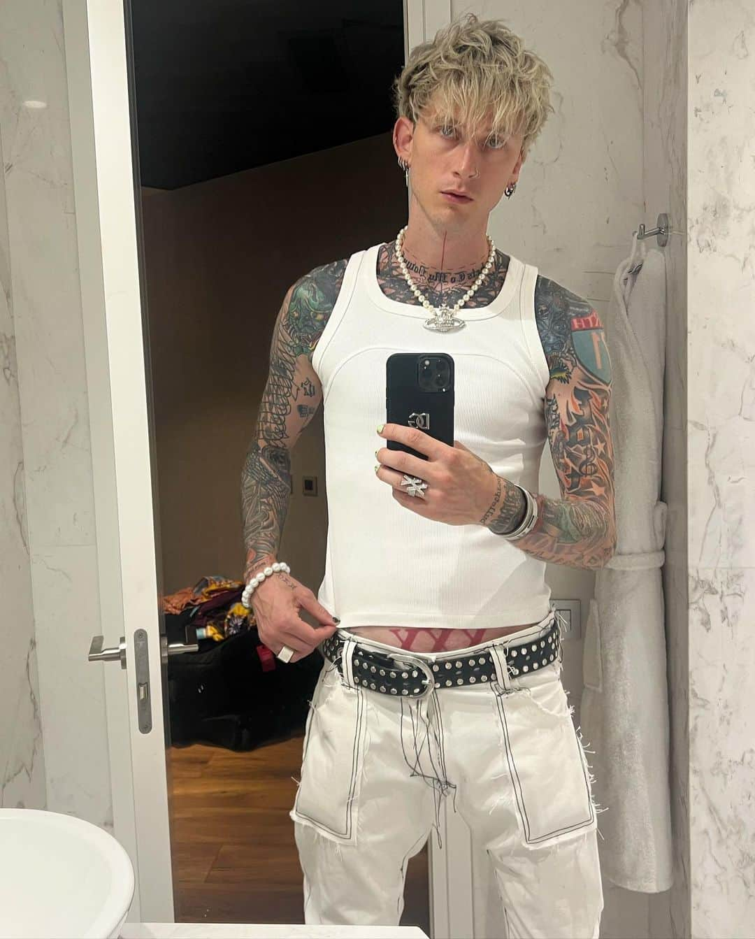 Young Gunnerさんのインスタグラム写真 - (Young GunnerInstagram)「i miss my cats」7月14日 4時08分 - machinegunkelly