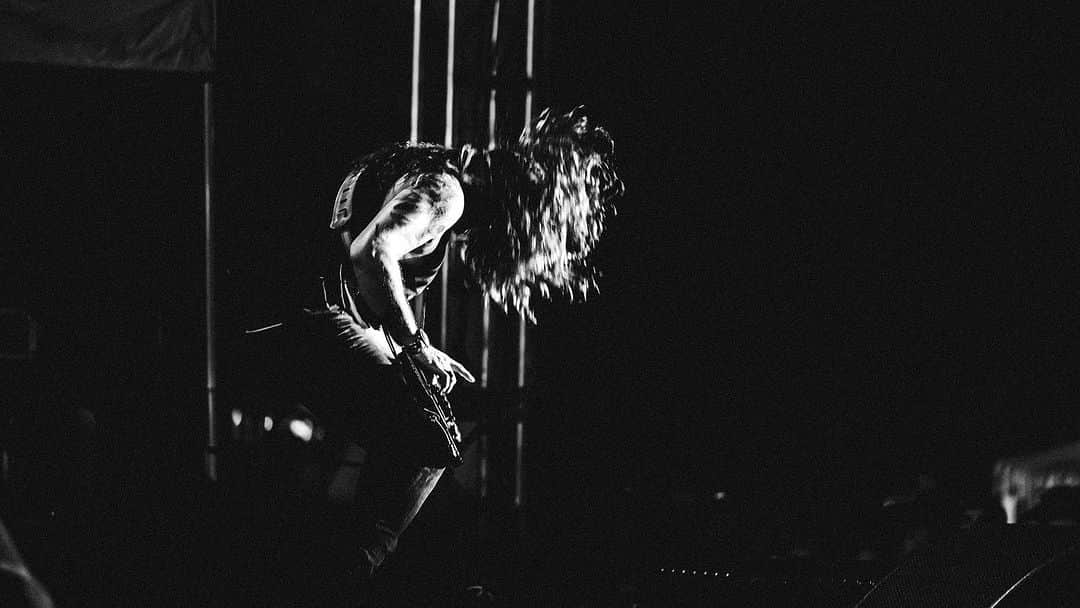 3 Doors Downのインスタグラム：「Happy Birthday to our ROCKIN’ Bass Player! Make sure to wish Justin a happy bday in the comments below!   📸: @wurzy_media」