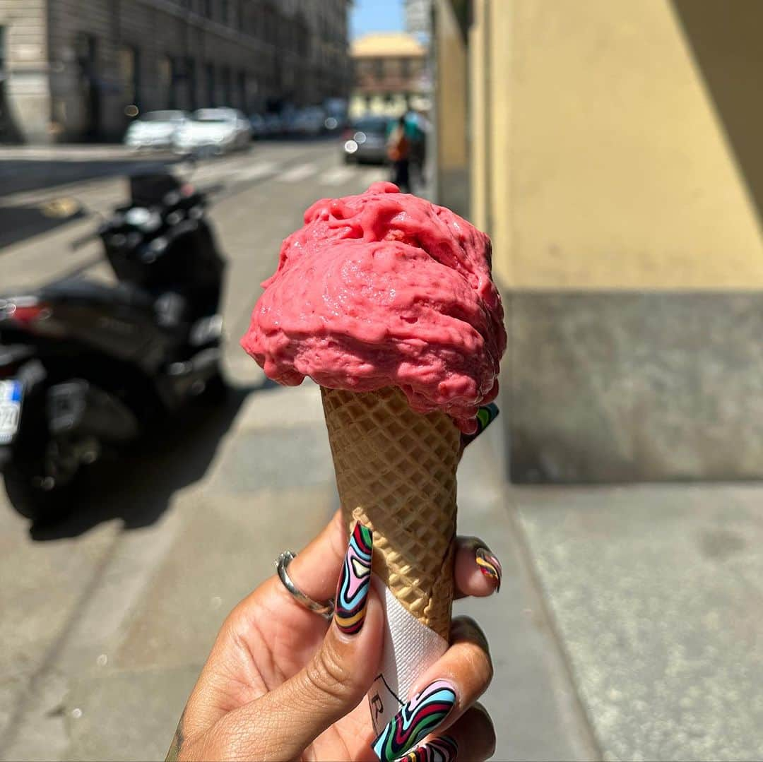 カルーシェ・トランのインスタグラム：「Milano ❤️🍝  Side note- I just want y’all to take a moment to take in these Pucci nails that @bymichellewon HANDPAINTED! It took about 4 hours and she KILLED IT! A true artist!」