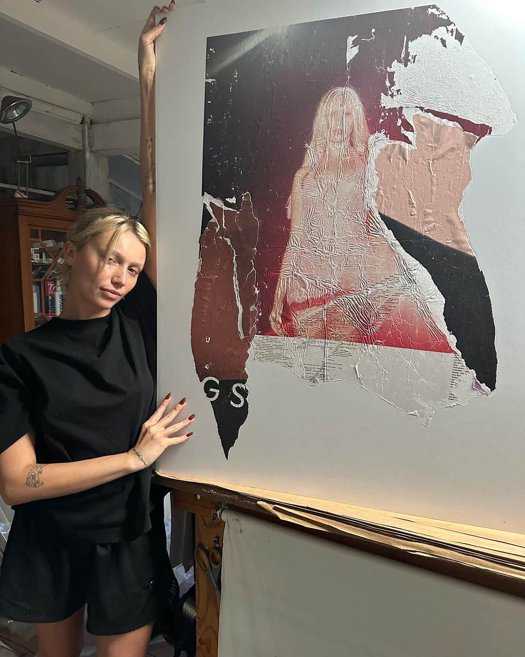 ケイリン・ルッソのインスタグラム：「This ripped up poster is the only physical visual I have of influx. @thankdw invested all of our energy and finance to distributing these posters across east LA and NYC. We invested so much into making sure these posters hit the streets that there were absolutely no posters for personal memorabilia. Independent does not mean alone, it just means you have to have really passionate people on your team. Anyways, I’m really proud of us, really proud of this 1 torn up poster and what we did to invest in the marketing. Influx was just a concept on paper, then a photo, then a poster and will be a plaque some day. A true proof of concept. Anyways. Believe in your vision and everything will follow. I still haven’t even done a full credits post lol that’s coming next 🤍  -also the woman who laid it is a 67 year old framer who was my neighbor in Beachwood, if you need something laid or framed lmk, her name is VIVA」